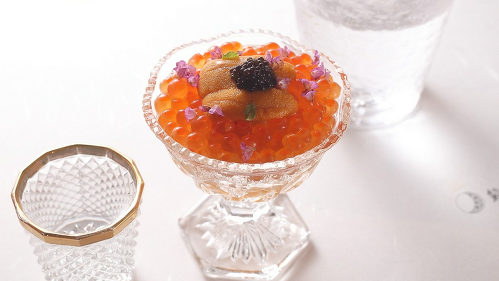 見た目の華やかさと、口の中で膨らむ味覚が印象的な『ウニとイクラの宝石カクテル』