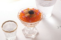 見た目の華やかさと、口の中で膨らむ味覚が印象的な『ウニとイクラの宝石カクテル』
