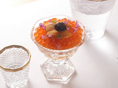 見た目の華やかさと、口の中で膨らむ味覚が印象的な『ウニとイクラの宝石カクテル』