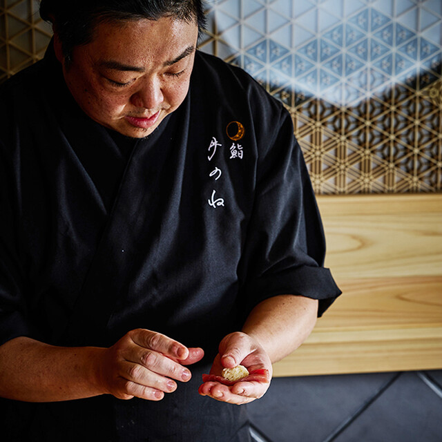 [Khóa học sushi Chef's Choice] Một khóa học đặc biệt được đề xuất chỉ dành cho ghế tầng một, nơi đầu bếp chuẩn bị sushi cẩn thận bằng cách sử dụng các nguyên liệu theo mùa ngay trước mặt bạn.