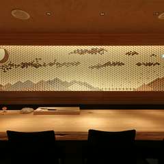 一つ一つにこだわりを持ち、奥行きと温もりを感じされる店内