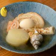 昆布だしでじっくり煮込まれた大根やちくわ、旨みが凝縮したバイ貝に、ふんわり食感の車麩、味の染みたゆで卵、彩り鮮やかな赤巻かまぼこが入っています。1人前ですが、シェアしても大満足のボリュームです。