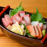 金沢の海で獲れたブリ・サーモン・鮪・バイ貝・鯛の5種類を、厚切りで豪快に盛付けました。舟盛りスタイルで提供されるお刺身は、新鮮で食感も抜群。2～3人でシェアしながら、それぞれの味わいを堪能できます。