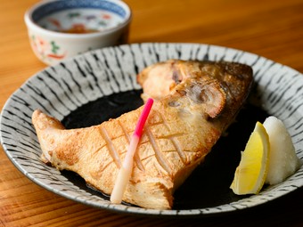 日本酒にも合うジューシーな旨みと香ばしさが織りなす『ブリカマ焼き』