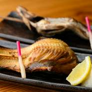 市場から仕入れる新鮮な魚介は、そのまま味わっても抜群のおいしさですが、炉端の炭火で焼くことでさらに旨みが引き立ちます。表面はパリッと香ばしく、中はジューシーになるのでオススメです。