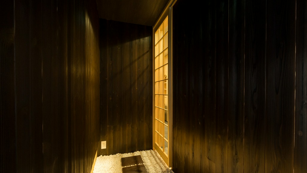 黒壁の奥に広がる、静寂と職人技が織りなす美しき鮨の世界