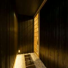 黒壁の奥に広がる、静寂と職人技が織りなす美しき鮨の世界