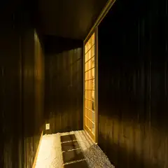 黒壁の奥に広がる、静寂と職人技が織りなす美しき鮨の世界