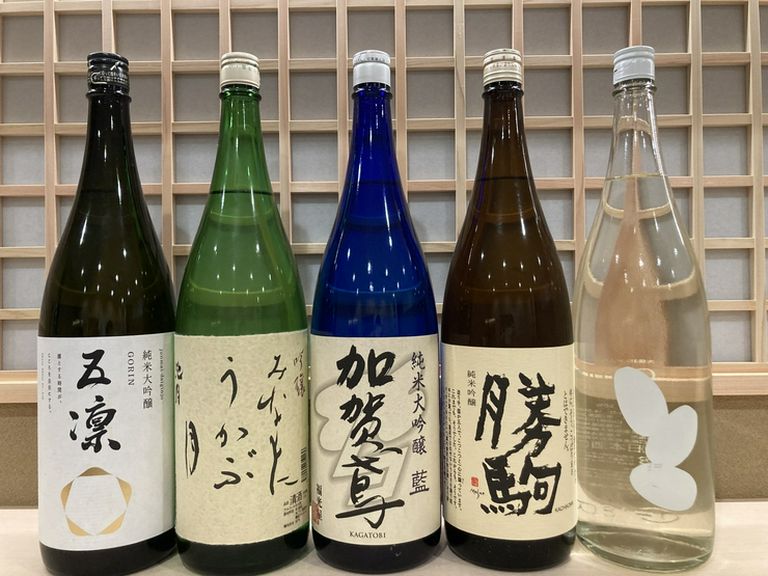 鮨の余韻を深める美酒の数々。厳選された一献が特別な時間を彩る