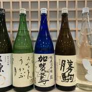 常時10種類以上揃う銘酒は、地元・石川県のものを中心に、料理の味わいを引き立てる一本ばかり。県外からも厳選した銘柄を揃え、多彩な組み合わせを楽しめるのも魅力です。こだわりの鮨と至福の一献を、ぜひ。