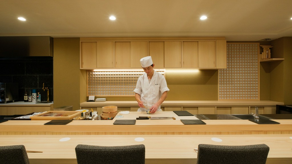 静かに満ちる上質な時間。美しい鮨が、二人の距離をそっと縮める