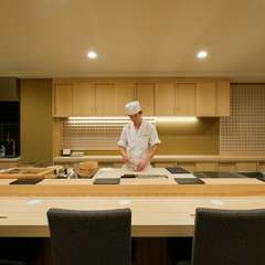 静かに満ちる上質な時間。美しい鮨が、二人の距離をそっと縮める