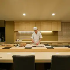 静かに満ちる上質な時間。美しい鮨が、二人の距離をそっと縮める