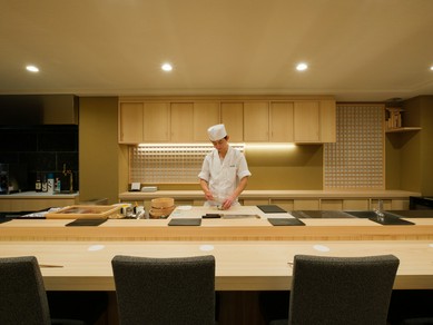 静かに満ちる上質な時間。美しい鮨が、二人の距離をそっと縮める