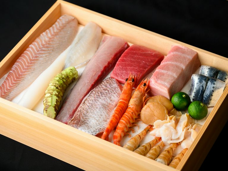 鮮度への妥協なし。至高の一皿のために、職人の目が選び抜いた魚