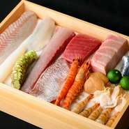 店で使用する魚介類の鮮度には、徹底してこだわっているんだとか。水揚げされたばかりの地元の魚を漁師から直接仕入れるほか、豊洲市場から取り寄せる魚についても、納得のいくものだけを選び抜くそうです。