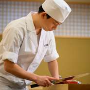 常にゲストへと意識を向けている大将。おいしい料理を提供するだけでなく、さりげない心配りも忘れません。ドリンクがなくなれば声をかけ、コースの流れもゲストそれぞれに合わせて調整しているそう。