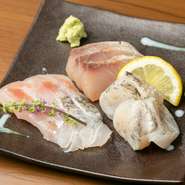 市場直送の新鮮な魚を使用した刺し身の3種盛り。季節ごとに厳選された旬の魚を楽しめます。その時期ならではの鮮魚の旨みが際立つ、シンプルながら贅沢な一皿です。