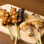コース限定で提供される焼き鳥の5種盛りは、モモ、セセリ、つくねなどの中からお好みの5本を選べます。特にセセリを使用したねぎまは、独特の食感とネギの相性が絶品。国産牛を使用した牛串も見逃せません。