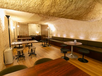 隠れ家感満点！オシャレな地下空間で、とっておきの焼き鳥を堪能