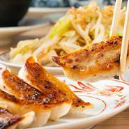 つる福の餃子は、1つ1つ丁寧に店内にて手包みでご用意しております。しっとりモチモチとした食感、パリッとした焼き目がやみつきになる自慢の逸品◎お酒のつまみとしても、お食事としてもお楽しみいただけます。