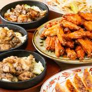 1つ1つ丁寧に店内にて手包みで仕上げた『手包み餃子』、豪快に鶏を焼き上げた『炎のカゴ焼き』、ジュワっと揚げた特製『手羽先唐揚げ』など、つる福自慢の三大名物をぜひお楽しみください♪