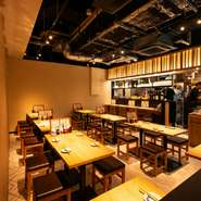 つる福ではカウンター席・テーブル席をご用意。テーブル席は最大24名様まで◎宴会から少人数飲み、お一人様まで幅広くご利用いただけます。ベビーカー・お子様連れも歓迎の和モダン空間で、ゆったりお寛ぎください。