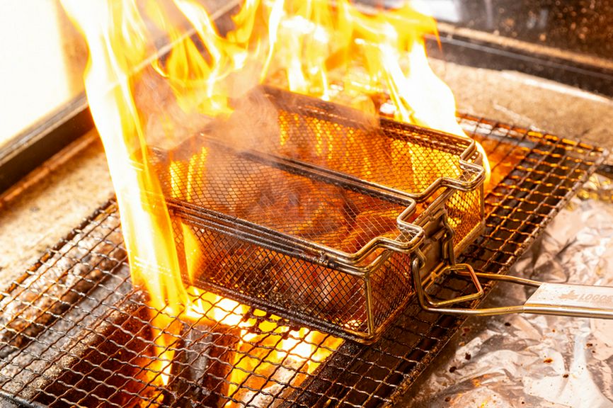 【名物】豪快に楽しむ！三種の味のカゴ焼き