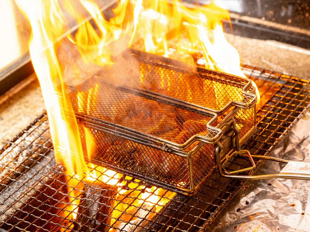 【名物】豪快に楽しむ！三種の味のカゴ焼き