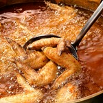 ジュワっと揚げたふっくら手羽先を､秘伝のタレや旨辛風味で丁寧に仕上げました◎
外はカリッと香ばしく､中はジューシーな肉汁があふれる一品！