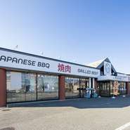 国道139号、船津登山道入口交差点を曲がってすぐのところにある【焼肉居酒屋871。】。広い駐車場とオシャレな看板が目印の大型焼肉店です。地元の方はもちろん、国内旅行者やインバウンドにもオススメです。