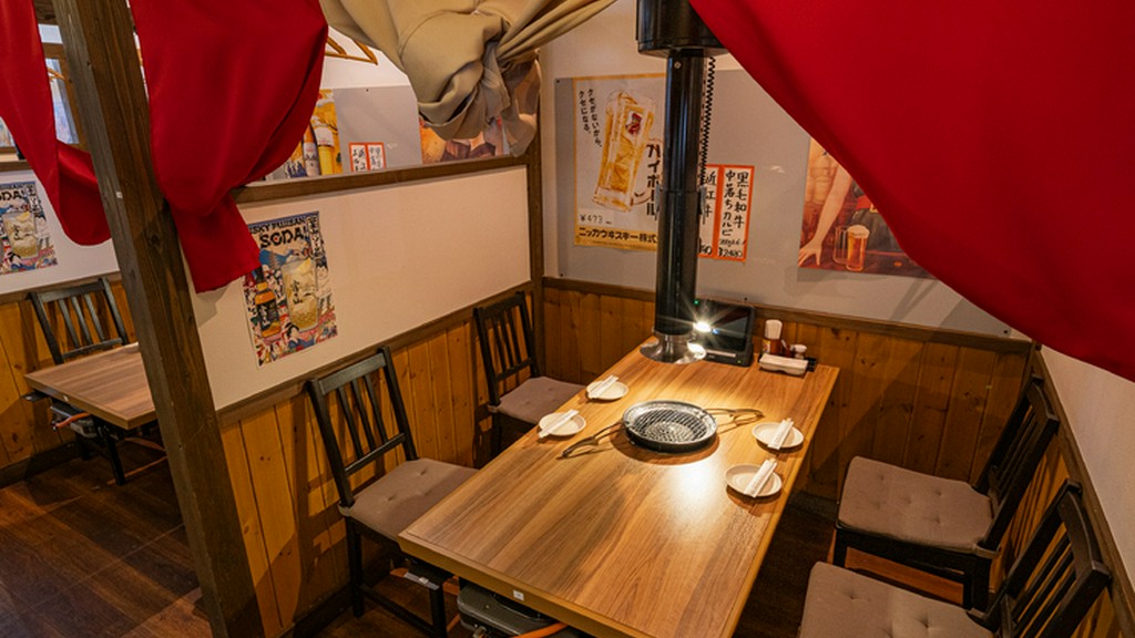 プライベート感ある空間で、周りを気にせず食事と会話を楽しむ