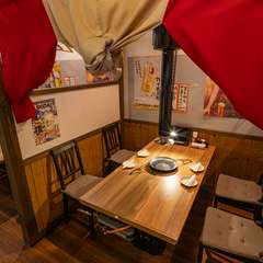 プライベート感ある空間で、周りを気にせず食事と会話を楽しむ