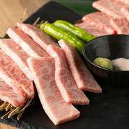 地元産の甲州牛を使用。やわらかい肉質・鮮やかな肉色・豊かな風味の舌ざわりが特徴です。また、富士桜ポークや信玄鶏なども用意されているので、地産地消の魅力を体感できる焼肉店です。