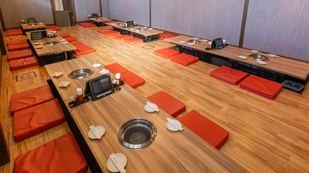 焼肉と美酒に酔いしれる。仕事仲間や友人と楽しい時間を