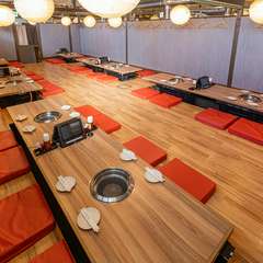 焼肉と美酒に酔いしれる。仕事仲間や友人と楽しい時間を