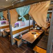 国内の旅行者はもちろん、ファミリーのインバウンド客も多い【焼肉居酒屋871。】。老若男女楽しめるメニューも豊富です。車や徒歩でのアクセスも良く、観光の合間に立ち寄りやすい立地もポイントです。