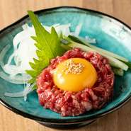 一口味わうごとに幸福感に包まれる牛ユッケ生ハム加工は、生肉のようなとろける食感を実現。簡単に牛の生食ができなくなった今では希少な一品です。店自慢の牛ユッケをぜひ堪能あれ。