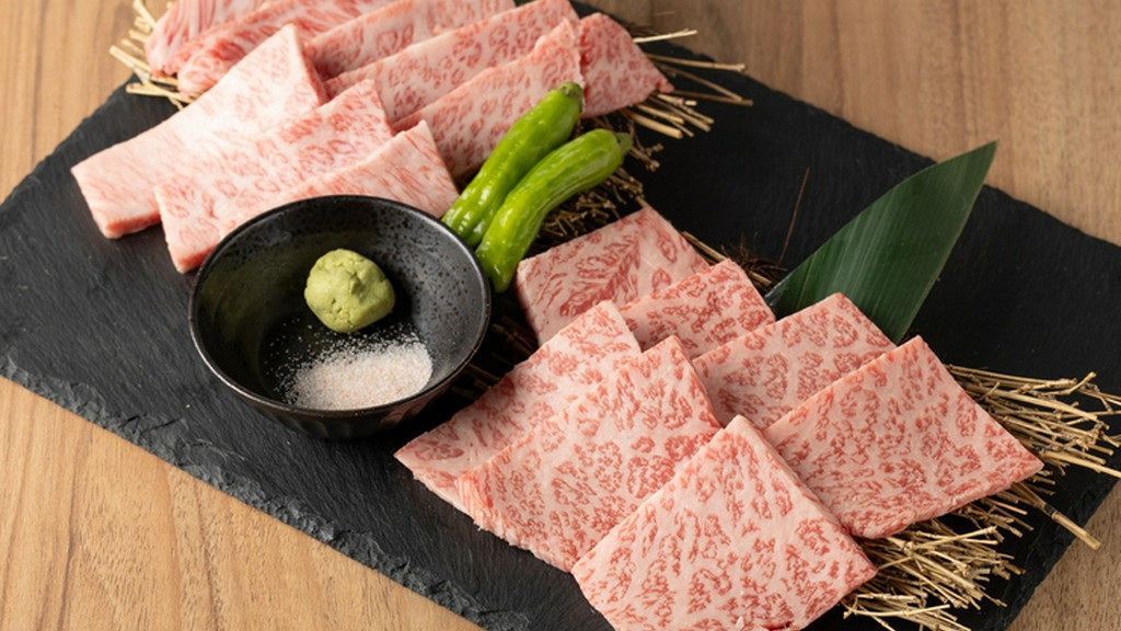 ワンランク上の極上焼肉を堪能できる一皿。カルビとロースを食べ比べ『和牛二種盛り』