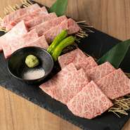 リピーター垂涎、焼肉の人気メニューを一度に味わえる！使用するのは厳選された最高級の黒毛和牛。そのカルビとロースを食べ比べできる贅沢なメニューです。ワンランク上の極上焼肉を堪能できる一皿になっています。