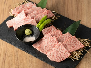 ワンランク上の極上焼肉を堪能できる一皿。カルビとロースを食べ比べ『和牛二種盛り』