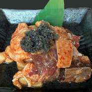 丁寧な洗いと下処理を施したミックスホルモンは人気メニューの一つです。小腸・大腸・肺・コリコリ・ギアラ・ハチノスなどをミックス。オリジナルの自家製味噌ダレで下味を付けています。希少部位も入っているかも？