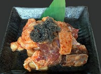 オリジナルの自家製味噌ダレで下味。食べる者を魅了する人気メニュー『近江牛ミックスホルモン』