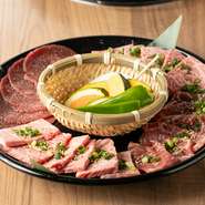 『特選セット』は、和牛ロース・和牛カル・ハラミ・ミスジ・牛タン・焼き野菜のセットです。その日の一番いいところを食べるならまずはコレ。いろいろな部位を取り混ぜて提供しています。