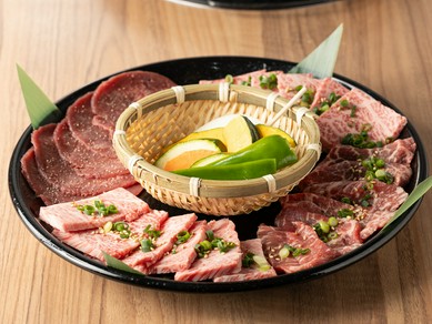 厳選食材を盛り合わせた、満足間違いなしの内容『特選セット』