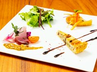丁寧につくられる美味しさ『骨付き鶏モモ肉のコンフィ　柚子胡椒風味の赤ワインソース』