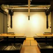 落ち着いた雰囲気が漂う店内。柔らかな明かりが、気負わず過ごせる雰囲気を醸し出しています。ここでは、スポットライトに照らされた肉が主役。五感が刺激される贅沢な焼肉で存分に楽しませてくれます。