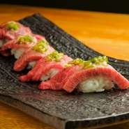 食材を見極める力こそが、このお店の真骨頂。厳選を重ねた米沢牛は、部位ごとに異なるカット法でおいしさを引き出しています。米やデザートは山形県産。それ以外の食材にもこだわりが散りばめられています。