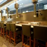 高級感がありながらもカジュアルに利用ができる【焼肉　旨い牛】。落ち着いて過ごせるシックな設えで、大切な会食や接待にも最適です。焼肉の魅力に改めて気づかせてくれると評判の一軒。