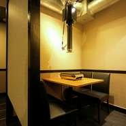 リーズナブルな価格で揃えられたワインやビールを片手に、心ゆくまで焼肉を楽しんではいかがでしょう。落ち着いて過ごせる半個室席は、会話の弾むデートにも理想的。おいしい食事が、思い出に残る時間を彩ります。